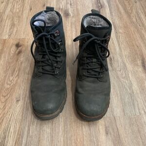 UGG Hannen boots in waterproof black leather w/ shearling lining - size 9 mens